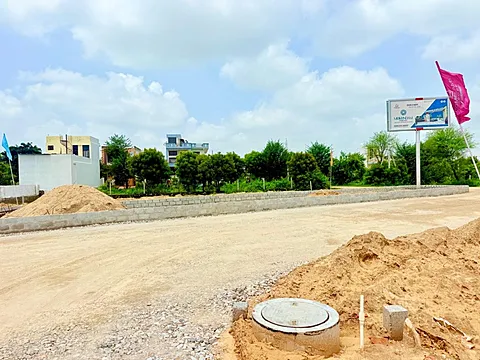 Land in Mukundam