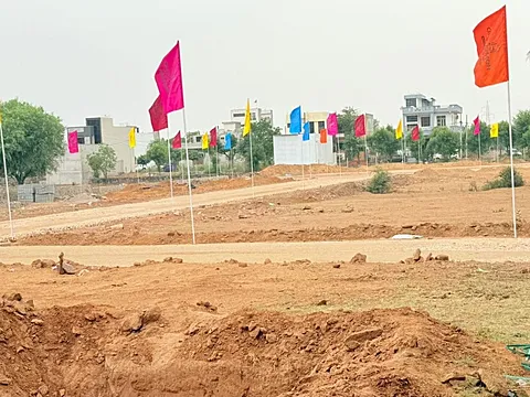 Land in Mukundam