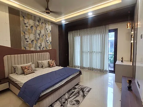 Modern 4 BHK Flat with Excellent Connectivity