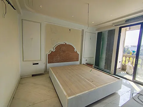 Modern 4 BHK Flat with Excellent Connectivity