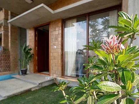 Modern 4 BHK Flat with Excellent Connectivity