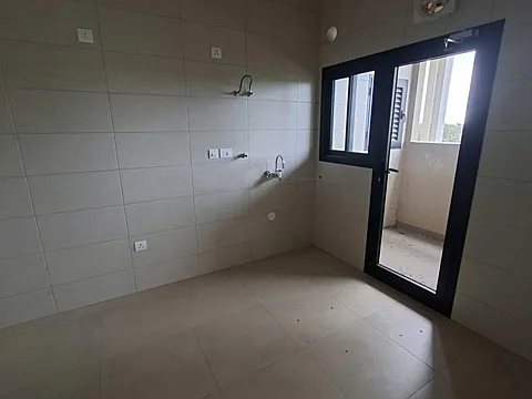 Modern 3.5 BHK Flat with Excellent Connectivity