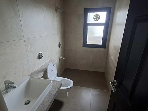 Modern 3.5 BHK Flat with Excellent Connectivity