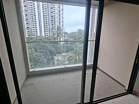 Modern 3.5 BHK Flat with Excellent Connectivity