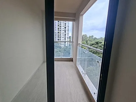 Modern 3.5 BHK Flat with Excellent Connectivity