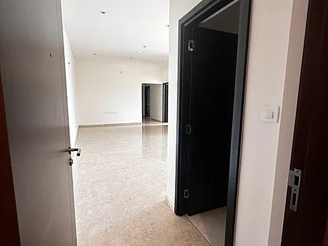 Modern 3.5 BHK Flat with Excellent Connectivity