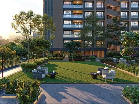 Modern 4 BHK Flat with Excellent Connectivity