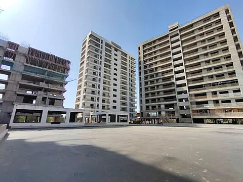 Spacious 4 BHK Luxury Apartment