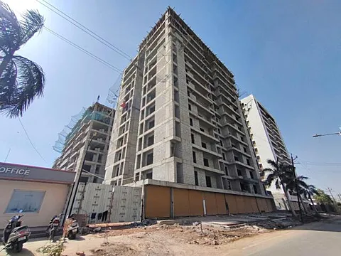 Spacious 4 BHK Luxury Apartment