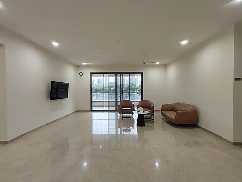 Modern 4 BHK Flat with Excellent Connectivity