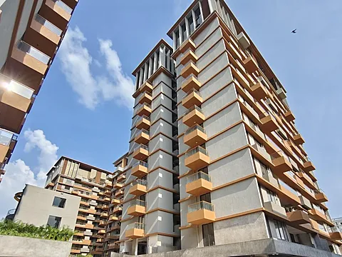 Modern 4 BHK Flat with Excellent Connectivity