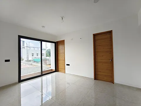 Spacious 4 BHK Luxury Apartment