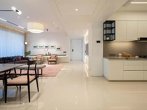 Modern 5 BHK Flat with Excellent Connectivity