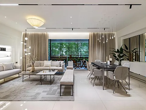 Modern 5 BHK Flat with Excellent Connectivity