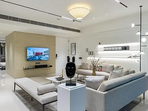 Modern 5 BHK Flat with Excellent Connectivity