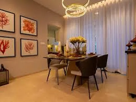 Modern 5 BHK Flat with Excellent Connectivity