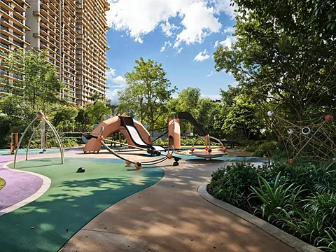 Modern 4 BHK Flat with Excellent Connectivity