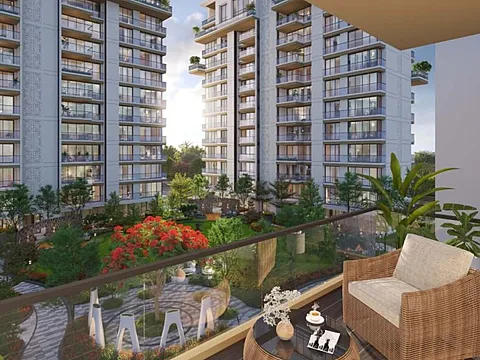Modern 5 BHK Flat with Excellent Connectivity